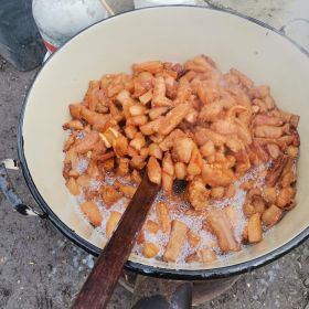 A tökéletes tepertő sütés titkai – Hogyan használd a töpörtyű nyomót?